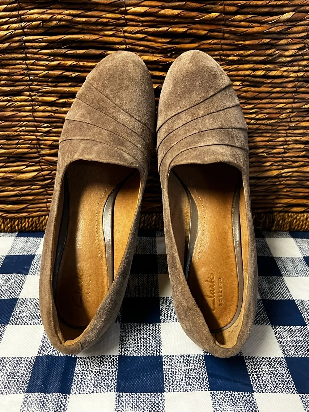 Clarks Artisan Sz 8 Delsie Joy Pump Platform Heel Taupe Gray Brown Suede Leather